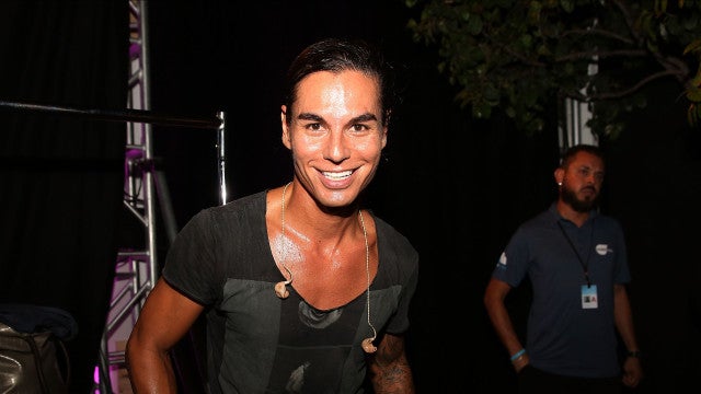 Filho de Julio Iglesias apresenta namorada de forma peculiar e é arrasado