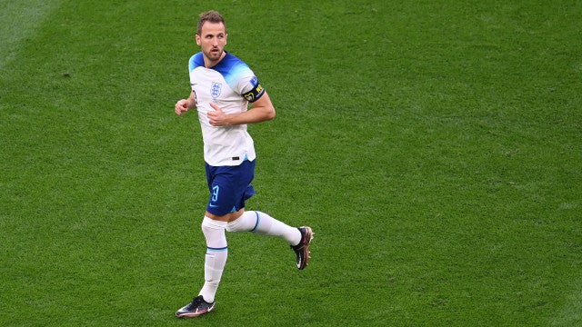 Após veto a manifestação, Harry Kane vai a campo com ‘braçadeira da Fifa
