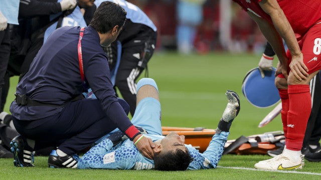Goleiro do Irã vai a nocaute e é substituído contra a Inglaterra