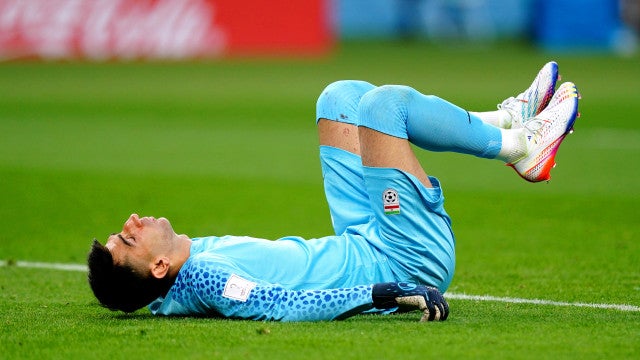 Goleiro do Irã sofreu concussão após choque com companheiro de time, diz seleção