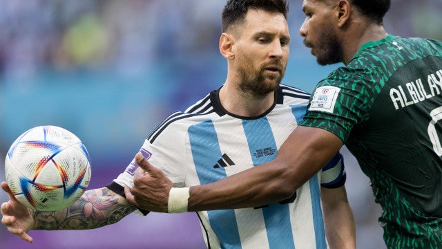 Zagueiro da Arábia Saudita revela o que disse a Messi após encarada