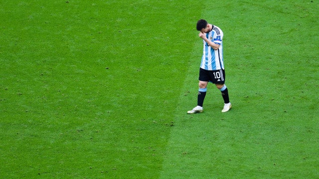 ‘Estamos mortos’, diz Messi ao lamentar ‘golpe’ sofrido pela Argentina em estreia