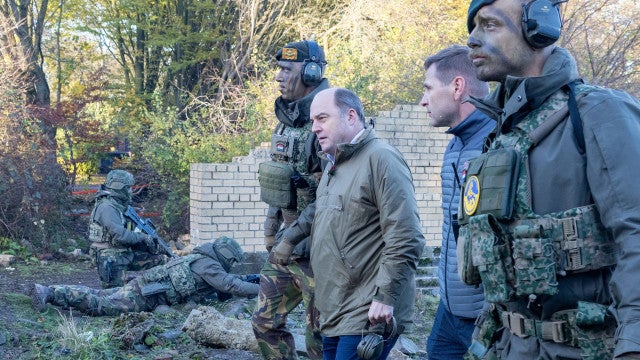 Reino Unido testa Rússia e envia helicópteros pela 1ª vez à Ucrânia