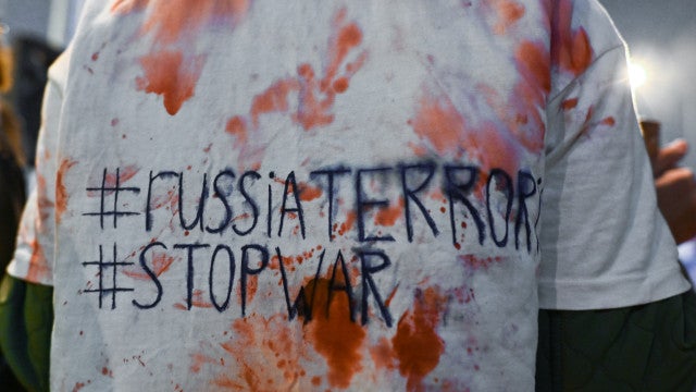 Manifestantes fazem protesto contra Putin durante viagem do russo à Armênia