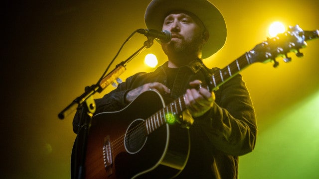 Cantor canadense diz que pai o ‘vendeu’ por 10 gramas de cocaína