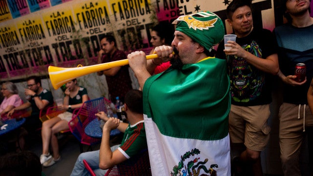 Torcedores de México e Argentina brigam durante o jogo no Qatar
