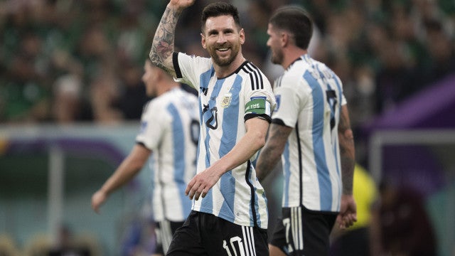 Maior solista do futebol, Messi define e mantém a Argentina viva na Copa