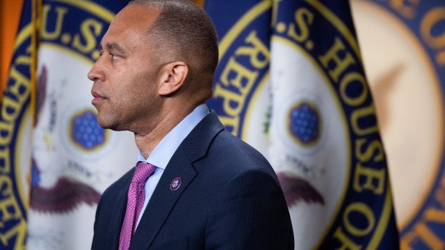 Sucessor de Pelosi renova liderança democrata na Câmara e mantém centro no comando