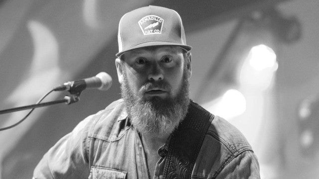 Cantor Jake Flint morre um dia após se casar. Tinha 37 anos
