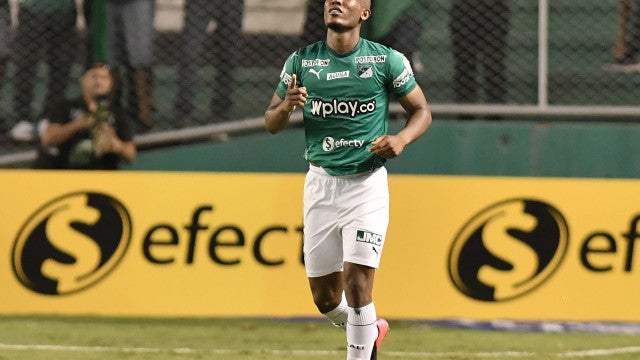 Meia colombiano morre aos 22 anos após sofrer mal súbito em treino na Argentina