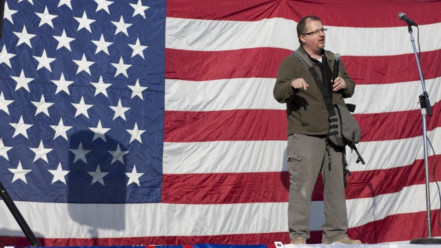 Justiça dos EUA condena líder de extrema direita por sedição em ataque ao Capitólio