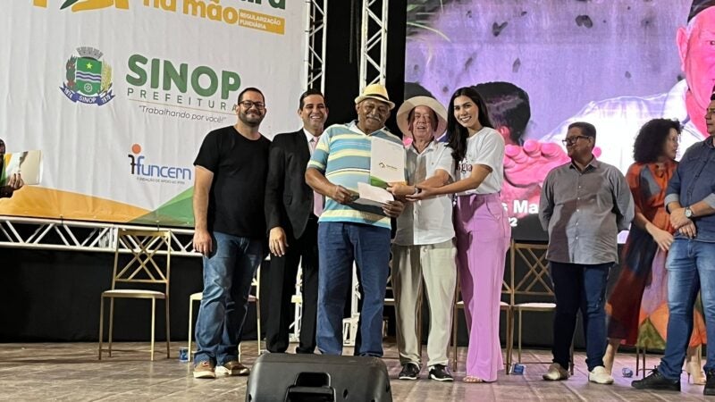 Sinop: prefeitura entrega 270 escrituras de propriedade a moradores de bairro