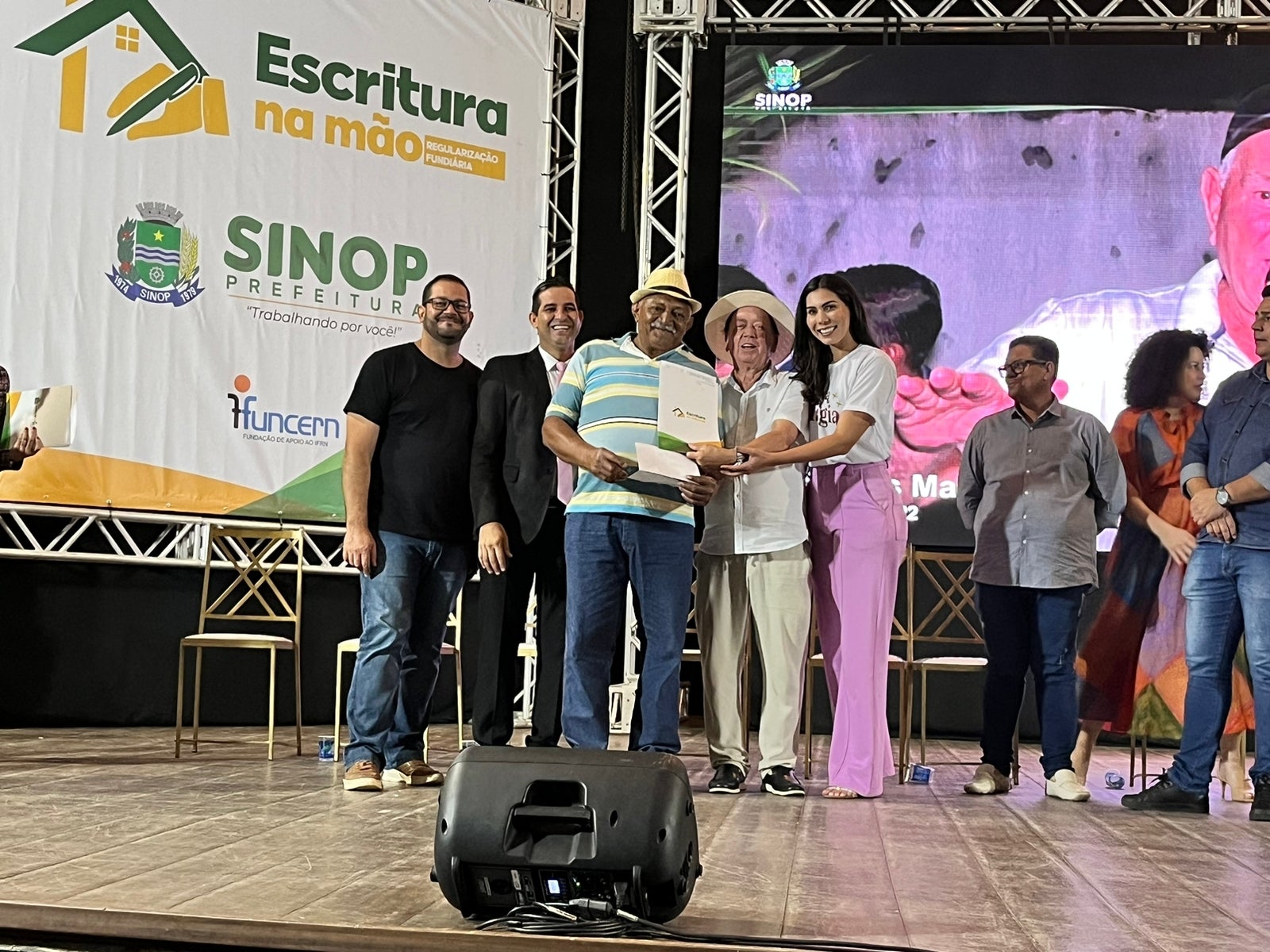 Sinop: prefeitura entrega 270 escrituras de propriedade a moradores de bairro
