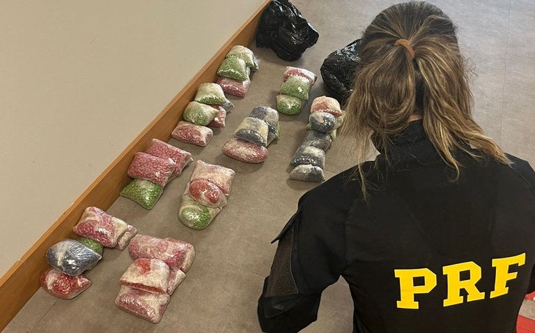 Com auxílio de cão farejador, PRF realiza a maior apreensão de ecstasy de 2022