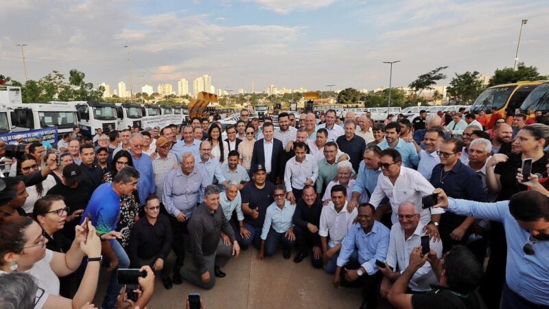 Governador entrega mais de R$ 281 milhões em máquinas, ônibus, veículos, equipamentos, e notebooks para municípios de Mato Grosso; vídeo