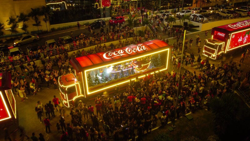 Caminhões iluminados da Caravana de Natal da Coca-Cola chegam ao Mato Grosso nesta quarta e contemplam sete municípios mato-grossenses