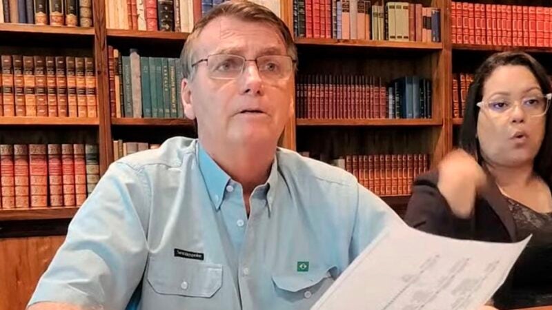 Presidente Bolsonaro faz balanço do governo e afirma não apoiar confrontos
