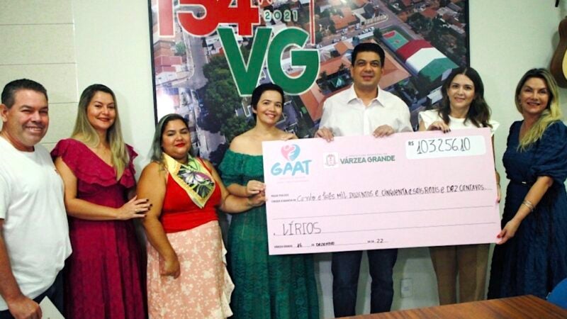 Prefeito e primeira dama de Várzea Grande repassam para entidade R$ 103 mil da renda de bazar