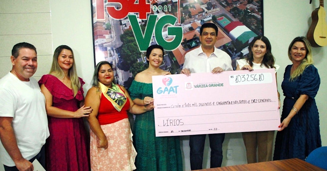 Prefeito e primeira dama de Várzea Grande repassam para entidade R$ 103 mil da renda de bazar