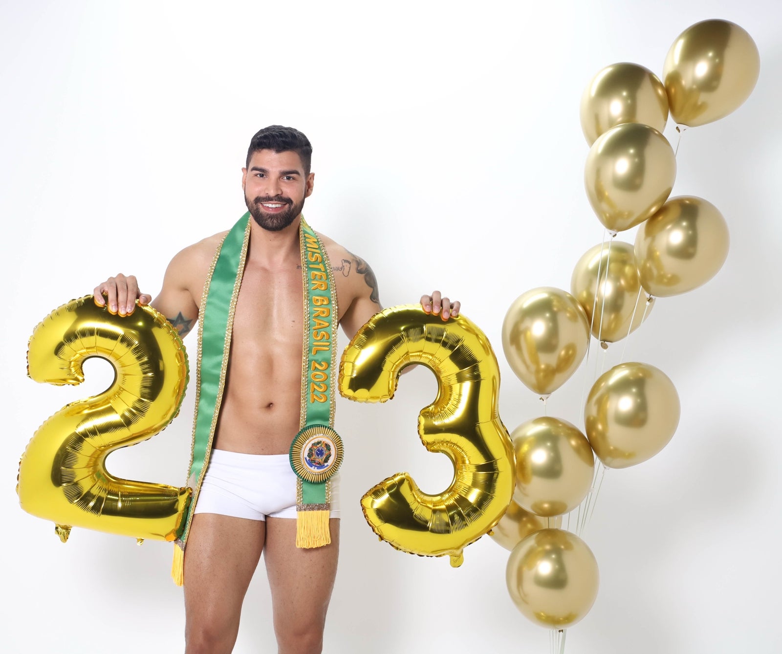 Mister Brasil Paulo Roberto comemora chegada de 2023