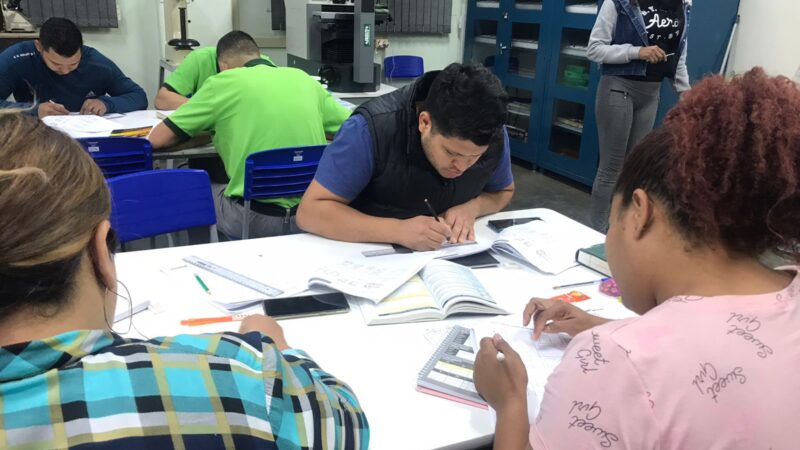 Capacitação focada na indústria automobilística forma 30 pessoas refugiadas da Venezuela no RS