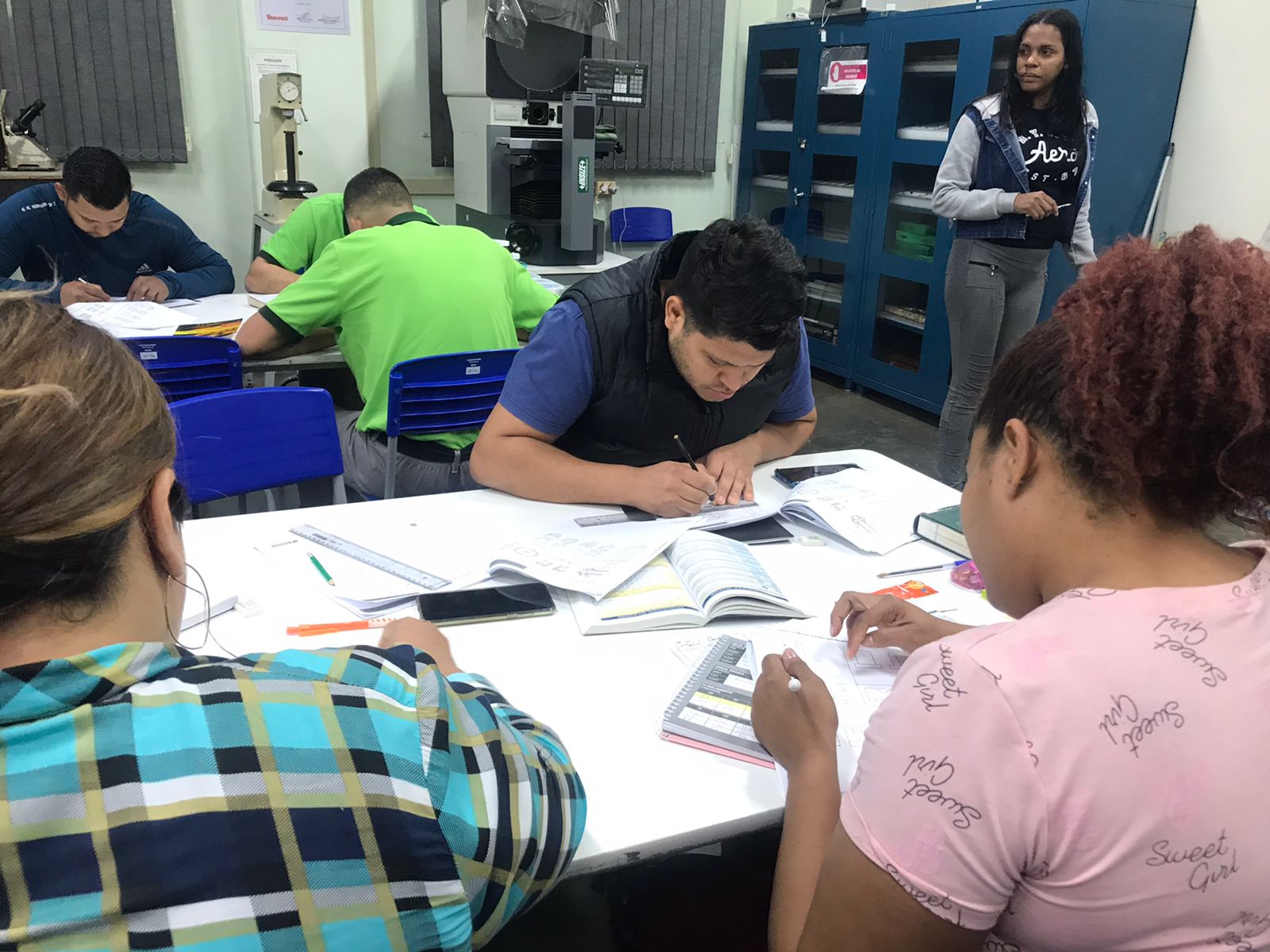 Capacitação focada na indústria automobilística forma 30 pessoas refugiadas da Venezuela no RS