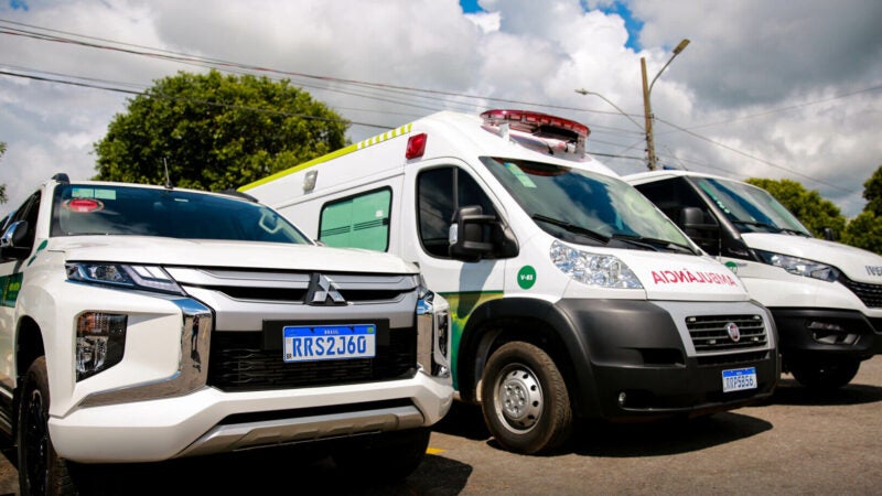 Prefeitura de Nova Mutum entrega duas novas ambulâncias e um picape para a Saúde