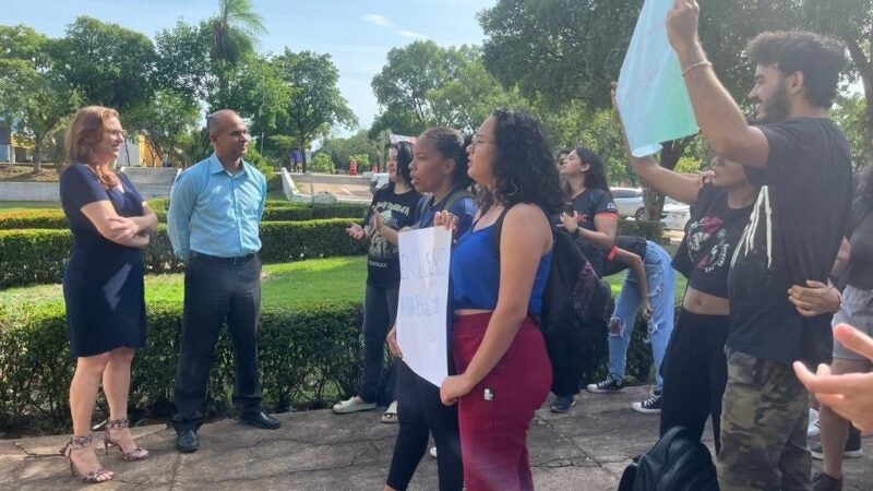 Reitor se reúne com estudantes e garante recursos para aulas na UFMT