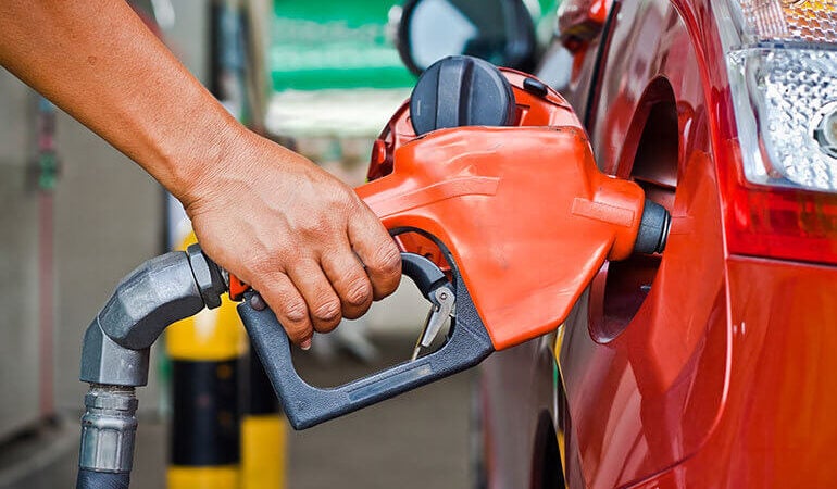 Gasolina pode subir até 14% com retomada de impostos