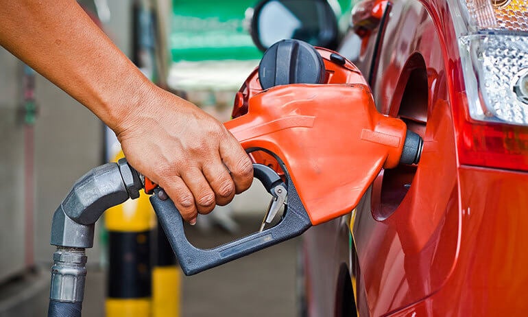 Gasolina pode subir até 14% com retomada de impostos