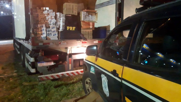 PRF apreende quase 20 mil maços de cigarros contrabandeados
