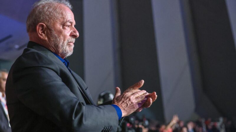 Lula diz que preços do combustível vão cair com a nova diretoria da Petrobras