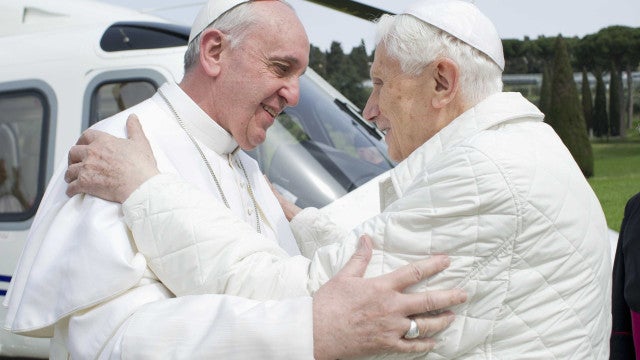 Papa Francisco pede orações pela saúde de Bento XVI: ‘Ele está muito doente’