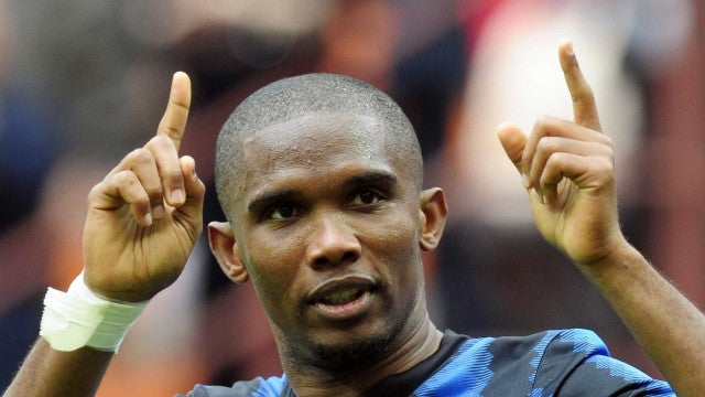 Ex-jogador Samuel Eto’o chuta cabeça de youtuber no Qatar
