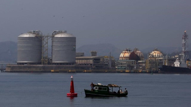 Barco que veleja sozinho vai monitorar poluição na Baía de Guanabara