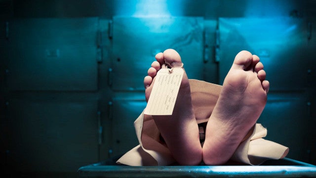 Homem é encontrado vivo após 5 horas dentro de saco funerário em Goiás