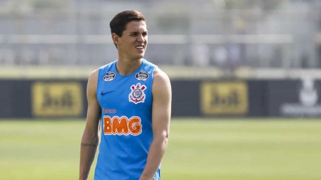 Cruzeiro acerta com Corinthians e anuncia Mateus Vital por três temporadas
