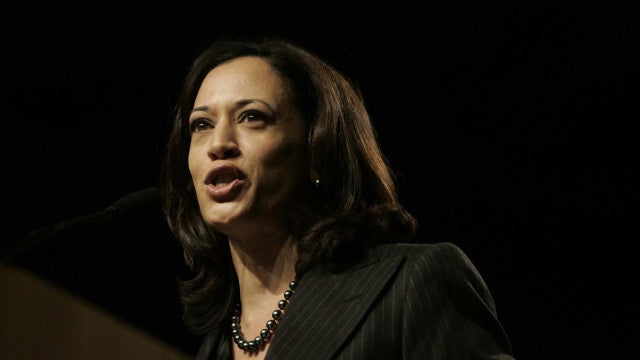 Ônibus com migrantes são deixados perto da casa de Kamala Harris no Natal