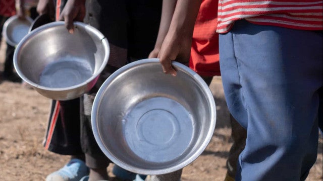 Brasil teve recorde da população abaixo da linha de pobreza em 2021, diz IBGE