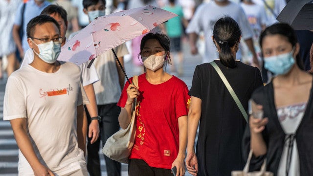 China relata pico de casos de Covid enquanto relaxa medidas de restrição