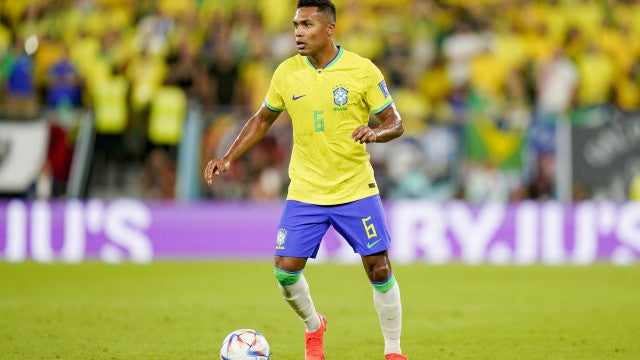 Alex Sandro treina com bola e pode reforçar seleção brasileira contra a Croácia