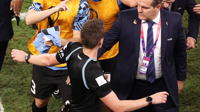 Jogadores do Uruguai se revoltam com fim do jogo e Muslera empurra árbitro