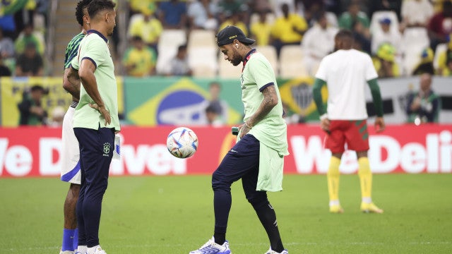 Neymar faz primeira atividade com bola após lesão no tornozelo