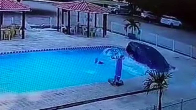 Mulher perde controle e joga carro dentro de piscina de hotel