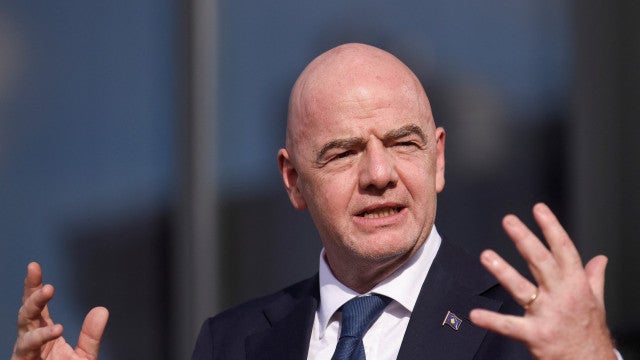 Infantino é árbitro em amistoso da Fifa com lendas do futebol