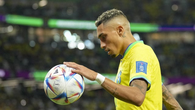 Esposa de Raphinha anuncia gravidez após eliminação do Brasil na Copa