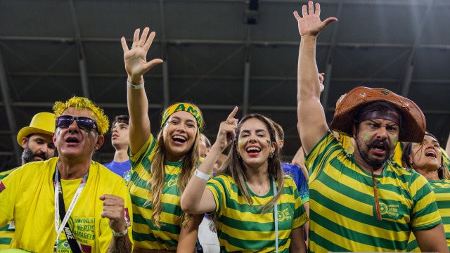 Derrota da seleção faz torcida esconder o amarelo, remarcar passagem e debandar do Qatar
