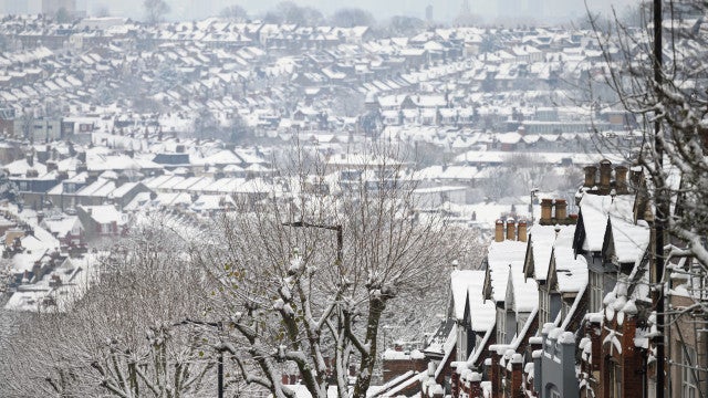 Neve obriga aeroportos a cancelar voos e causa acidentes em Londres
