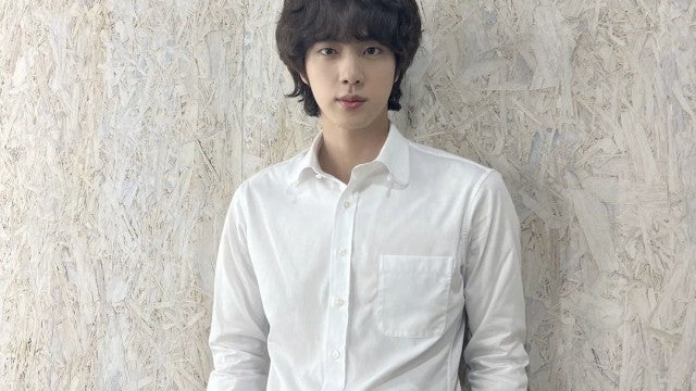 Cantor do BTS aparece de cabelo raspado ao cumprir serviço militar