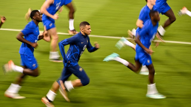 Surto de gripe estende-se na França e atinge dupla de zaga Konaté e Varane